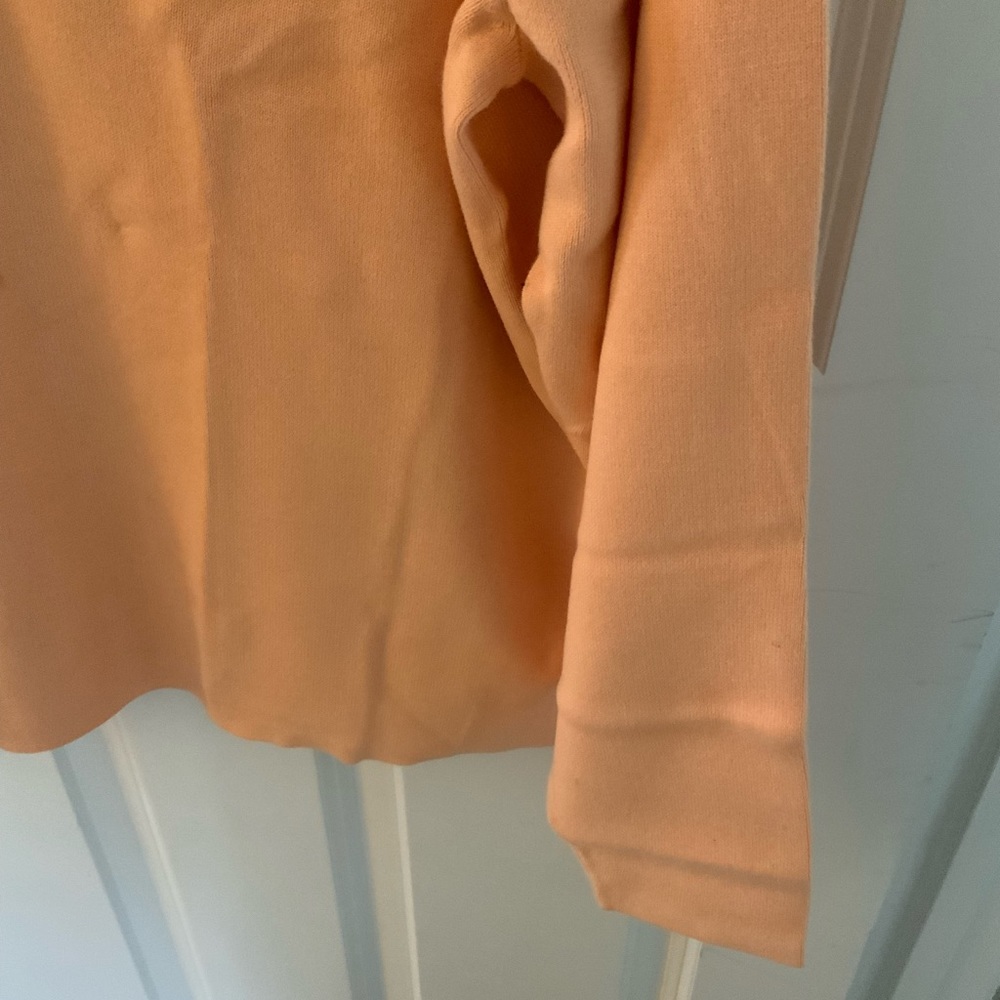 Tommy Bahama Men’s Pale Orange V-Neck 100% Pima cotton sweater. Open bottom - Picture 4 of 4